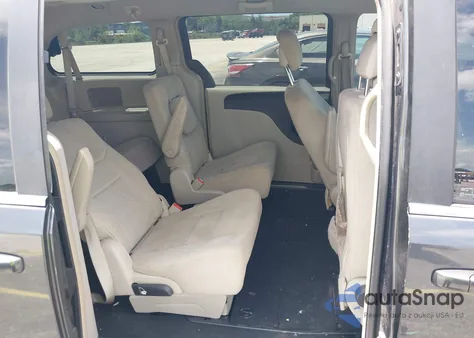 2011 Chrysler Town & Country Touring from USA, damaged, VIN 2A4RR5DG1BR625253